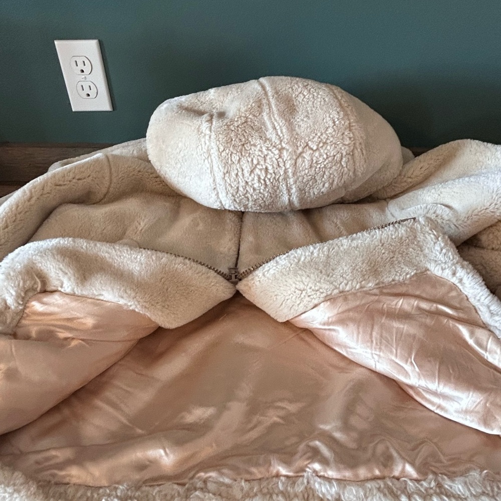 Neiman Marcus Hooded Faux Fur Teddy Jacket Cream Sherpa Zip Up Women’s Small - Picture 8 of 8
